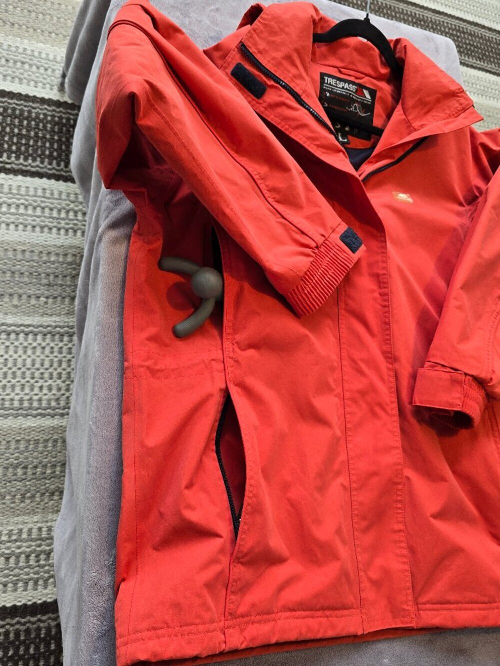 Trespass performance and protection ski/snowboard rain jacket. Outstanding! - Picture 4 of 10